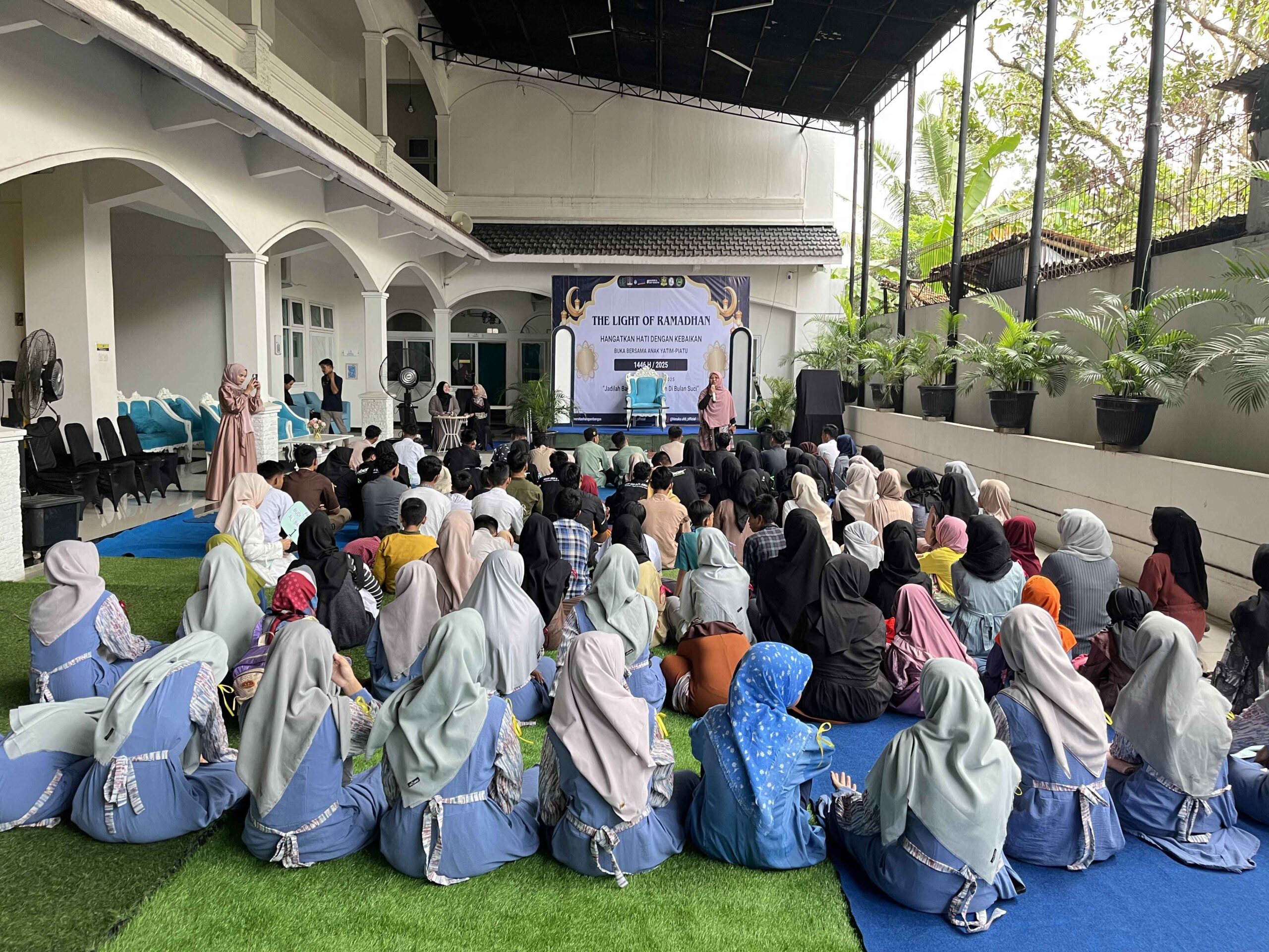 Karyawan Yayasan Pendidikan Dwi Puspita, Ajak 100 Anak Buka Bersama